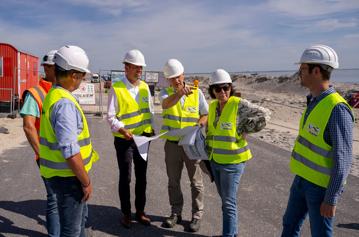 Im Gespräch mit dem NLWKN-Team Dirk Endler und Ulrich de Vries vor Ort (v.l.): Olaf Lies, Frank Thorenz und Anne Rickmeyer bei der Besichtigung der Baustelle in dieser Woche (Foto: Lippe/NLWKN).