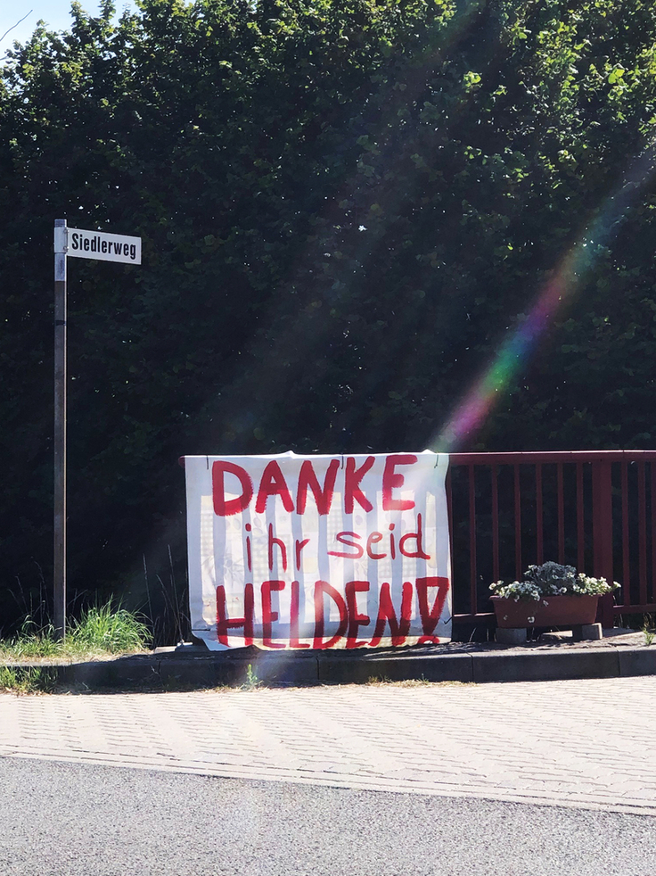 In Neudorf-Platendorf dankt ein Banner den Einsatzkräften für ihren unermüdlichen Kampf gegen das Feuer, der insgesamt rund 900 Helferinnen und Helfer Tag und Nacht beschäftigte (Foto: Kirchhoff/NLWKN ).