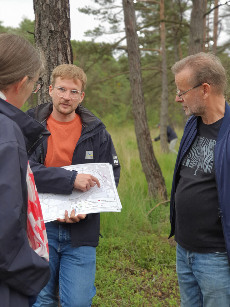 Aaron Schad (NLWKN, technischer Projektbetreuer) erläutert die Baumaßnahmen im Otterhagener Moor (Foto: Brosch, NLWKN).