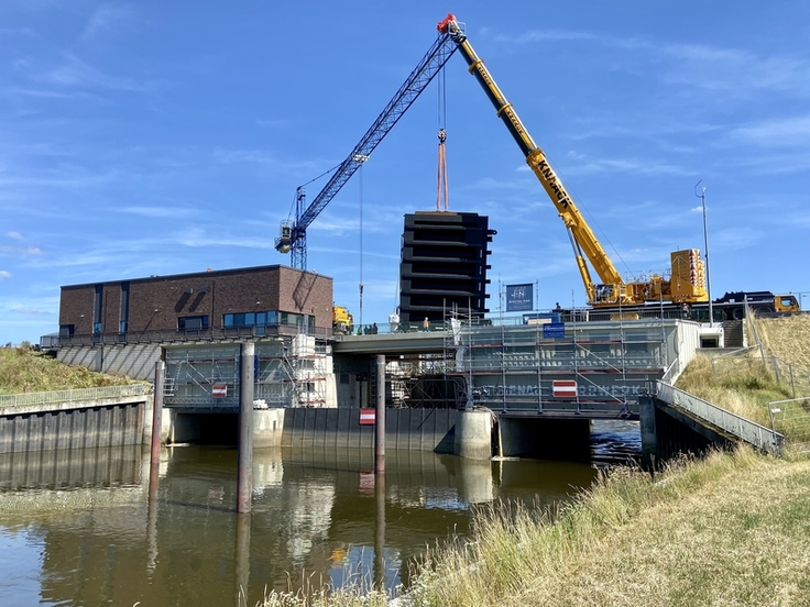 Einhub des nördlichen elbseitigen Stemmtores mit einem 700 Tonnen-Kran am 10.08.2022 (Foto: Löhn/NLWKN)