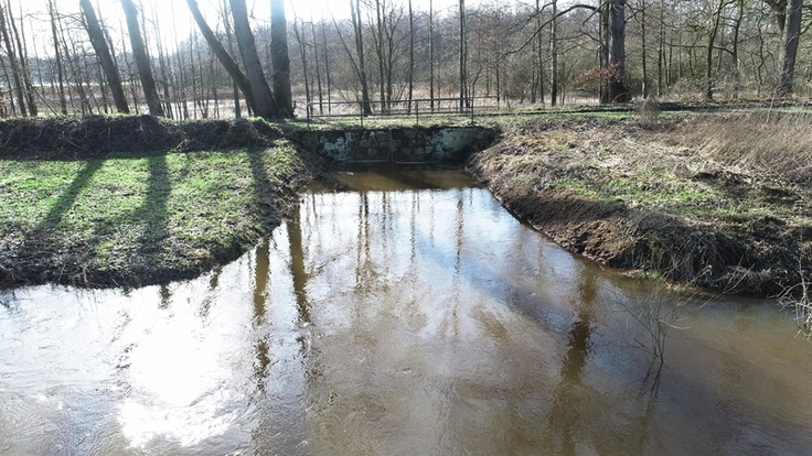 Die aktuelle Situation am Rohrdurchlass bei normalem Wasserstand (1) und Hochwasser (2). Nach Umsetzung der Arbeiten steht die hinter der Verwallung liegende Naturschutzfläche wie-der für die Hochwasserrückhaltung und Auenentwicklung zur Verfügung.