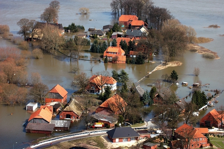 Hochwasserereignis in Alt-Wendischthun im Jahr 2006. Welche technischen Maßnahmen und Strategien ergriffen und entwickelt werden können, um bestmöglich vorbereitet zu sein, zeigt der neue Masterplan Hochwasserschutz. (Foto: NLWKN)
