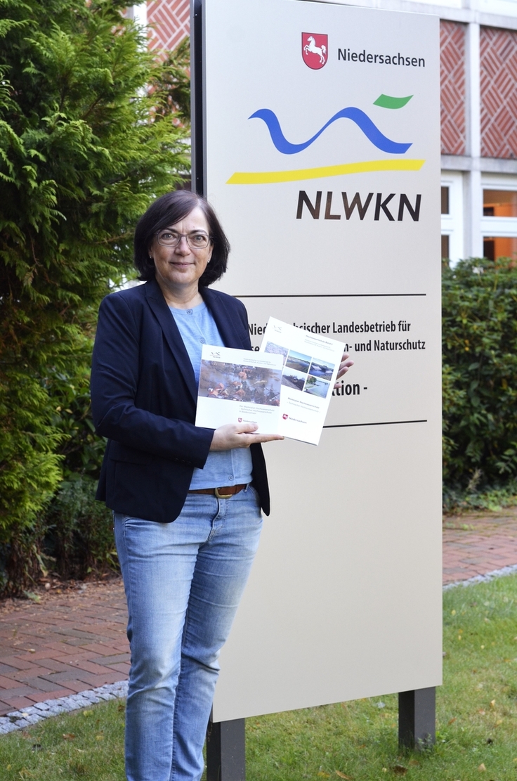 NLWKN-Direktorin Anne Rickmeyer und Geschäftsbereichsleiter Planung und Bau, Rainer Carstens, stellten in Norden den neuen Masterplan Hochwasserschutz vor. (Foto: NLWKN)