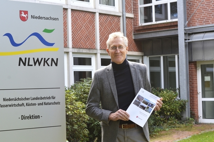 NLWKN-Direktorin Anne Rickmeyer und Geschäftsbereichsleiter Planung und Bau, Rainer Carstens, stellten in Norden den neuen Masterplan Hochwasserschutz vor. (Foto: NLWKN)