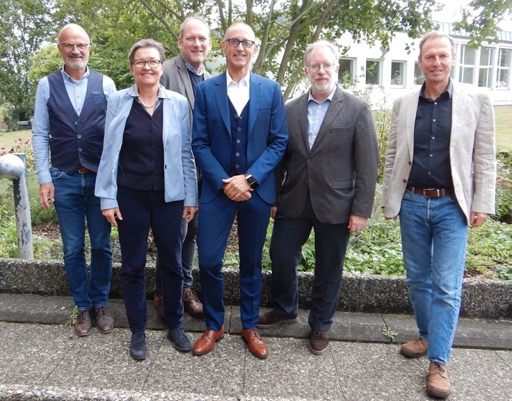 Bildunterschrift: v.l.n.r. Manuel Wehr, Ute Schreiber, Marcus Polaschegg, Hubertus Schültken, Dr. Gunter Wriedt, Bernd Kirschbaum (Foto: NLWKN)