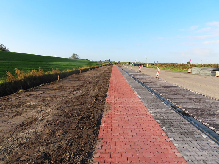 Die vorbereitenden Arbeiten am wasserseitigen Deichfuß zur Anpassung an den künftig breiteren Deichkörper werden noch in dieser Woche abgeschlossen (Bild: NLWKN).