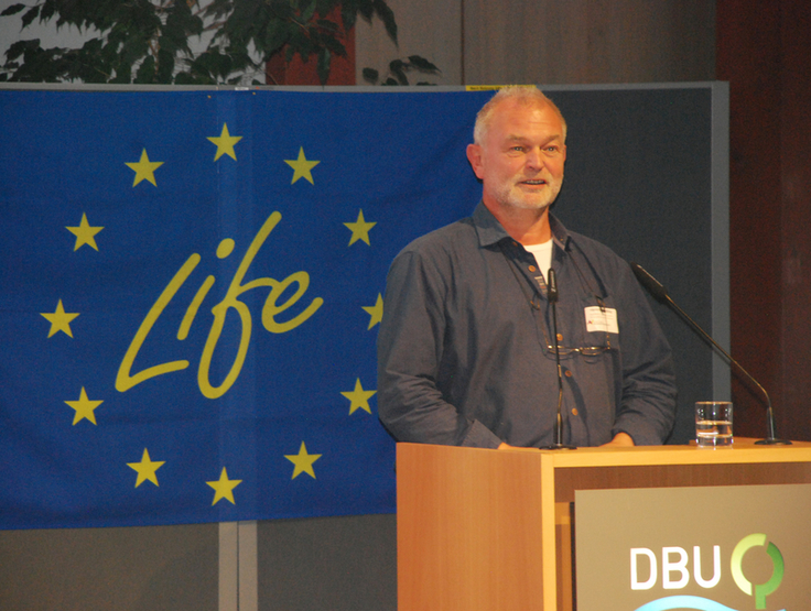 Projektleiter Heinrich Belting stellte die Erfolge des LIFE-Projekts „Wiesenvögel“ heraus, forderte aber auch ein Umdenken in der landwirtschaftlichen Bewirtschaftung in Vogelschutzgebieten Niedersachsens ein. (Foto: Silke Haack, NLWKN)