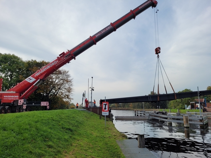 Mit Hilfe eines 500-Tonnen schweren Spezialkrans wurde das erneuerte Drehelement auf den in der Mitte des Ems-Jade-Kanal stehenden Brückenpfeiler gehoben und dort mit 52 Spezialschrauben fixiert.