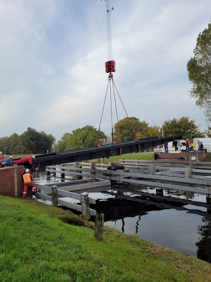 Mit Hilfe eines 500-Tonnen schweren Spezialkrans wurde das erneuerte Drehelement auf den in der Mitte des Ems-Jade-Kanal stehenden Brückenpfeiler an der Uphuser Klappe gehoben und dort mit 52 Spezialschrauben fixiert.