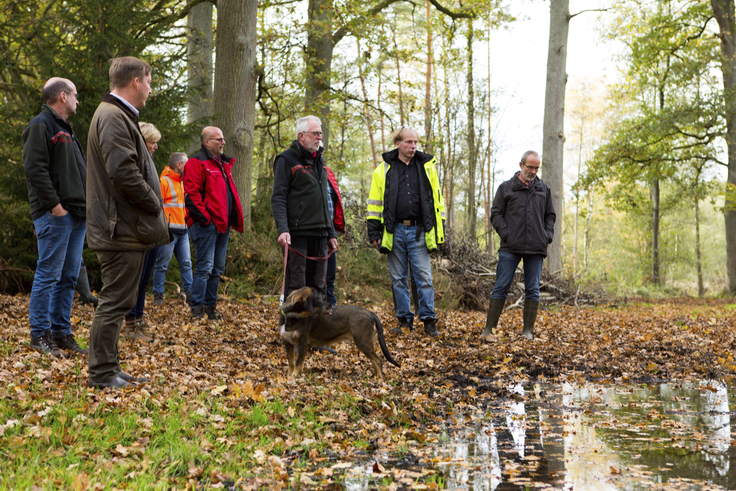 Bei der gemeinsamen Abnahme wurden die umgesetzten Bauarbeiten mit Vertreterinnen und Vertretern des NLWKN, der NLF, des Landkreises Gifhorn, der Gemeinde Steinhorst sowie der ausführenden Baufirma besprochen (Bild: André Behrens/NLF).