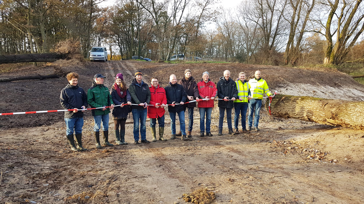 Gaben die neue Furt am Mittwoch mit einem symbolischen Akt frei: Vertreterinnen und Vertreter des Landkreises Emsland, des Amts für regionale Landesentwicklung in Meppen, des Wasser- und Bodenverbands, des Dorfes Holte sowie des NLWKN und der Baufirma.