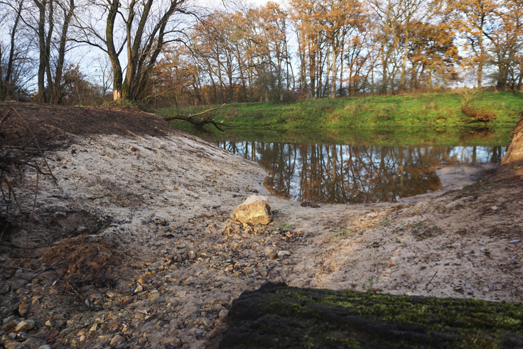 Die in Kamphaus in den letzten Wochen eingerichtete Furt bleibt bei niedrigen Wasserständen weiter für Spaziergänger und für die Unterhaltungsfahrzeuge des NLWKN passierbar (Bild: Ems-Vechte-Welle).