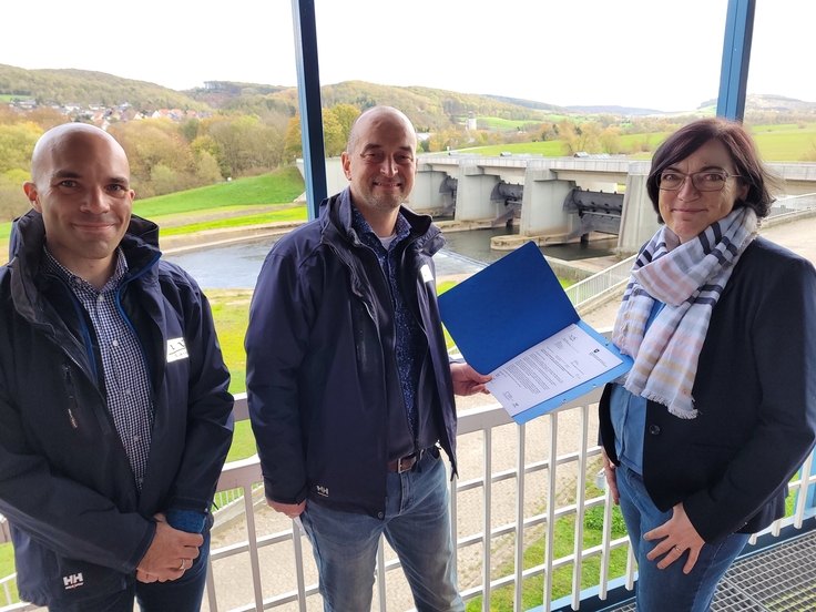 Einführung von Michel Radon (mittig) auf dem NLWKN-Betriebshof Salzderhelden durch Direktorin Anne Rickmeyer (rechts) und Jörn Drosten (links). (Bild: Walter Wimmer)