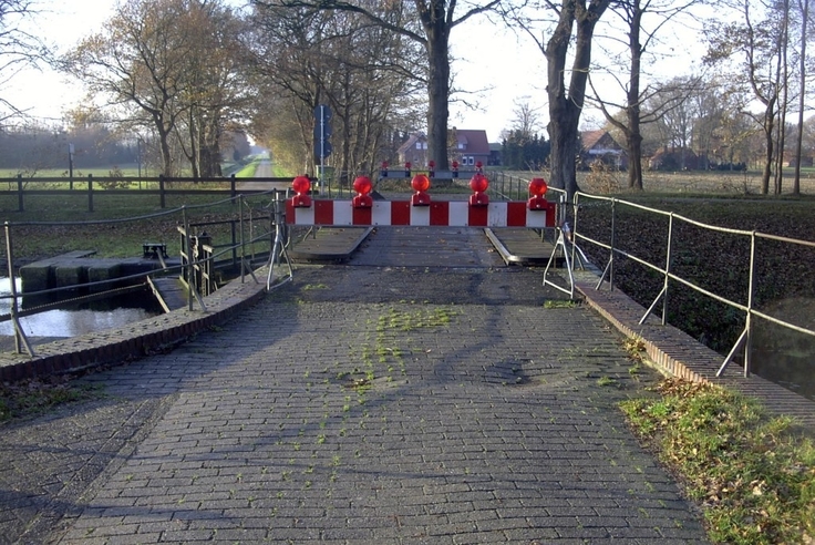 Die Schleusendrehbrücke IV bei Laar/Eschebrügge muss nach einem Unfall voll gesperrt werden