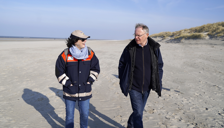 Küstenschutz ist eine der zentralen Aufgaben des NLWKN. Im Frühjahr 2022 machte sich Rickmeyer – hier gemeinsam mit Ministerpräsident Stephan Weil – auf Langeoog ein Bild von den durch Sturmfluten verursachten Sandverlusten (Bild: Pörksen).