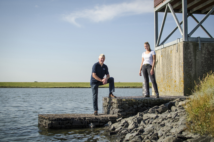 2020 übernahm Carina de Vries die Leitung des NLWKN-Betriebshofs Hilgenriedersiel vom langjährigen Betriebshofleiter Manfred Pree. Inzwischen ist sie eine der ersten Wasserbaumeisterinnen Deutschlands (Bild: Lippe/NLWKN).