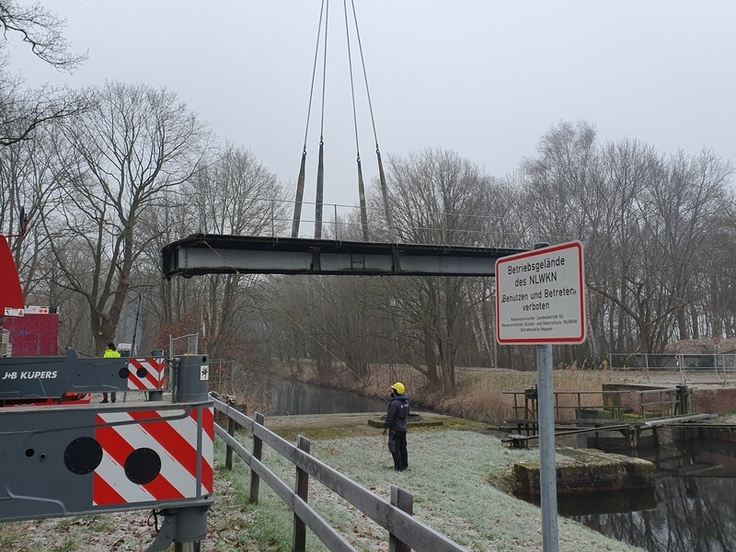 Das rund 13 Tonnen schwere Brückenteil wurde mit einem Schwerlastkran abgehoben und abtransportiert