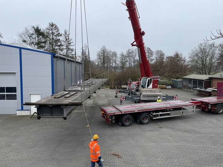 Nach einer kurzen Fahrt ist das Brückenteil sicher in der Betriebsstelle Georgsdorf angekommen. Dort findet die gutachterliche Beurteilung statt.