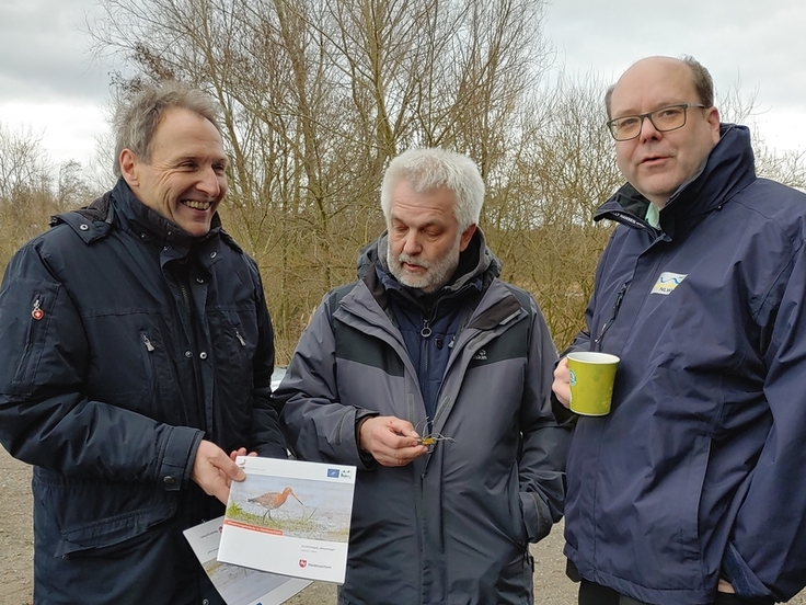 Niedersachsens Umweltminister Minister Christian Meyer (rechts) mit Berthold Paterak (links), Stv. Direktor des NLWKN, und Jürgen Ludwig (Mitte), Projekt „GrassBirdHabitats“, beim Besuch des Vogelschutzgebiets am Dümmer. (Foto: Andreas Barkow)