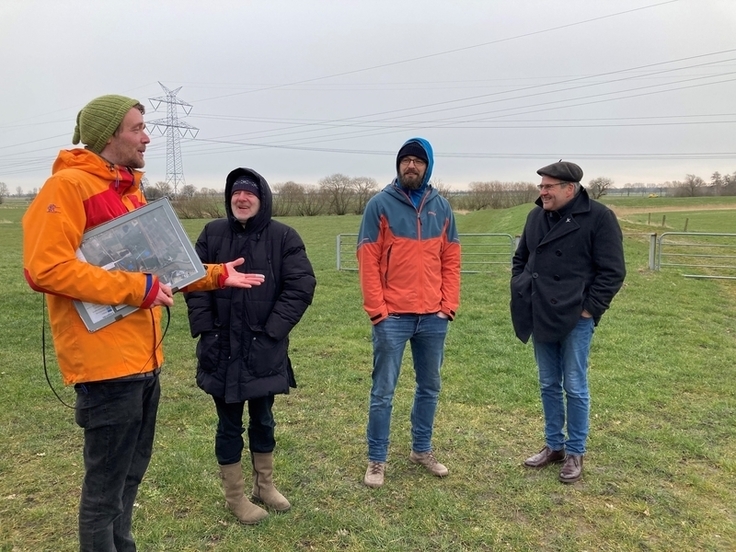 Fachgespräch am geplanten Polder Leer (von links): Felix Närmann (NLWKN), Alexander Just (EU), Claus Hinz und Heinrich Pegel (beide NLWKN).