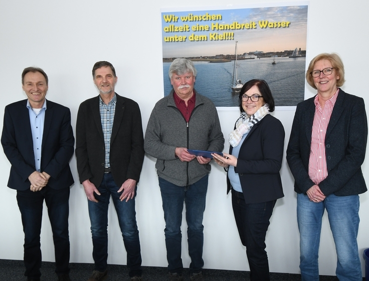 Helmut Dieckschäfer (Mitte) wurde von NLWKN-Direktorin Anne Rickmeyer (Vierte von links), Betriebsstellenleiterin Ute Schlautmann, Berthold Paterak, Leiter des Geschäftsbereichs Naturschutz (links), und seinem Nachfolger Walter Schadt verabschiedet.