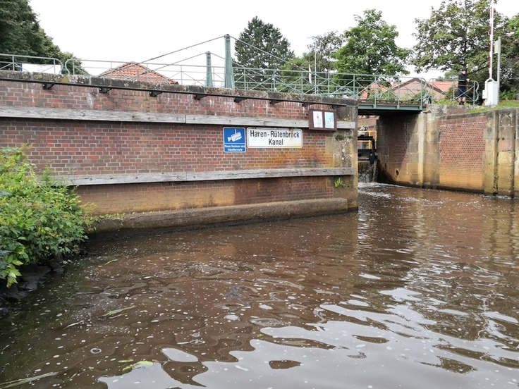 Einfahrt in Schleuse I von der Ems. Der 13,5 Kilometer lange Haren-Rütenbrock-Kanal ist die einzig schiffbare Verbindung nördlich des Rheins zwischen Deutschland und den Niederlanden. Etwa 1500 Boote passieren den Kanal jährlich.