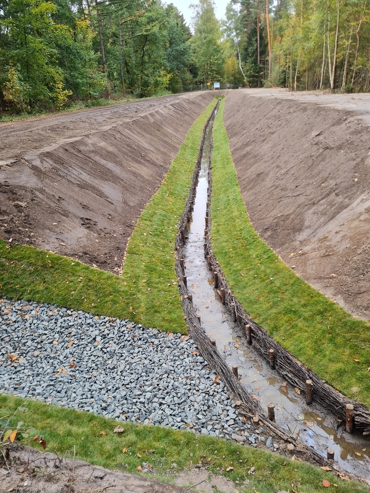 Neubau eines Entwässerungsgrabens für Flächen, die außerhalb des Vernässungsbereiches liegen.