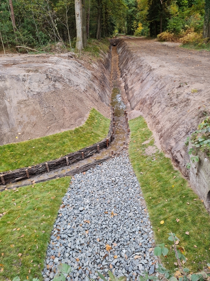 Am Rande des Moores im Bereich des alten Schießplatzes in Resse wurde ein großer Graben verschlossen und unwirksam gemacht.