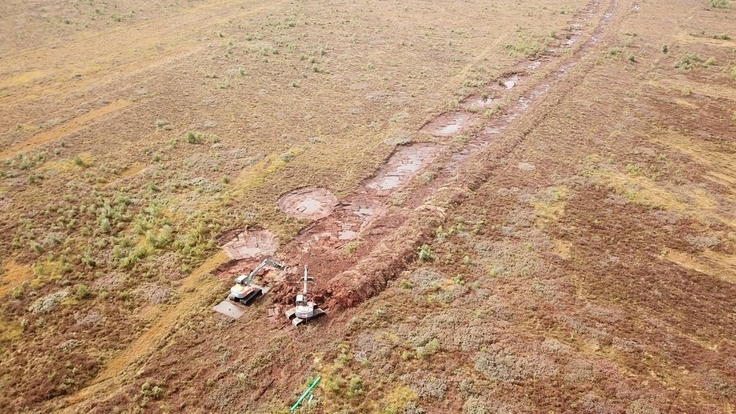 Auf der besonders weichen Hochmoorfläche im Bissendorfer Moor müssen die Bagger zusätzlich mit sogenannten Baggermatten arbeiten.