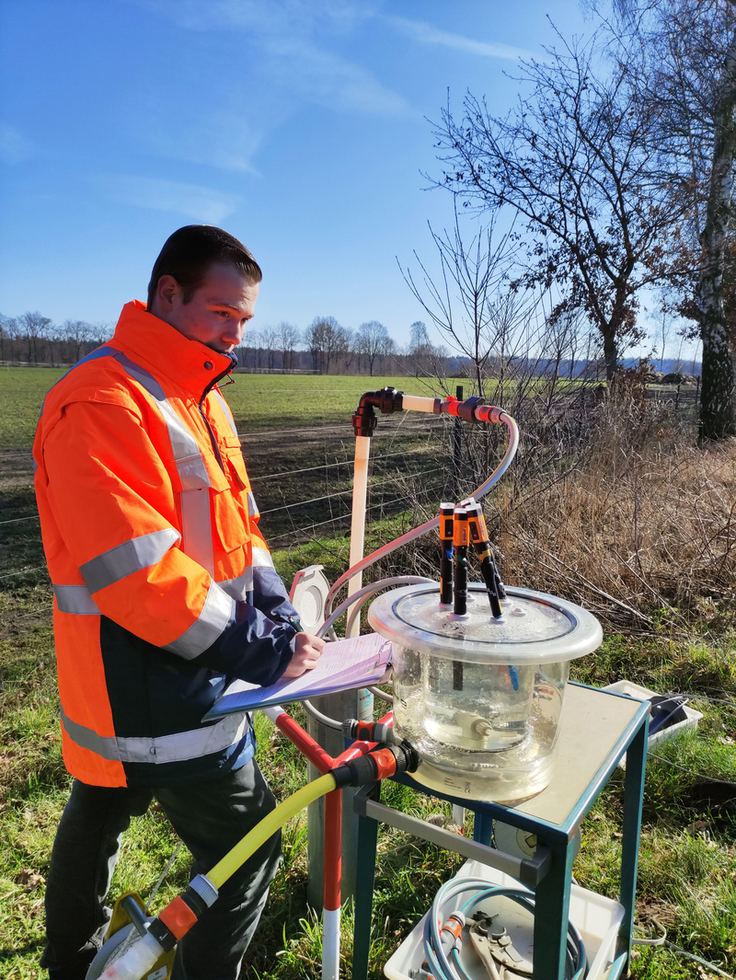 Bei der Untersuchung des Grundwassers greift Niklas Heyen vor Ort auf umfangreiches technisches Gerät zurück (Foto: Wraga/NLWKN).