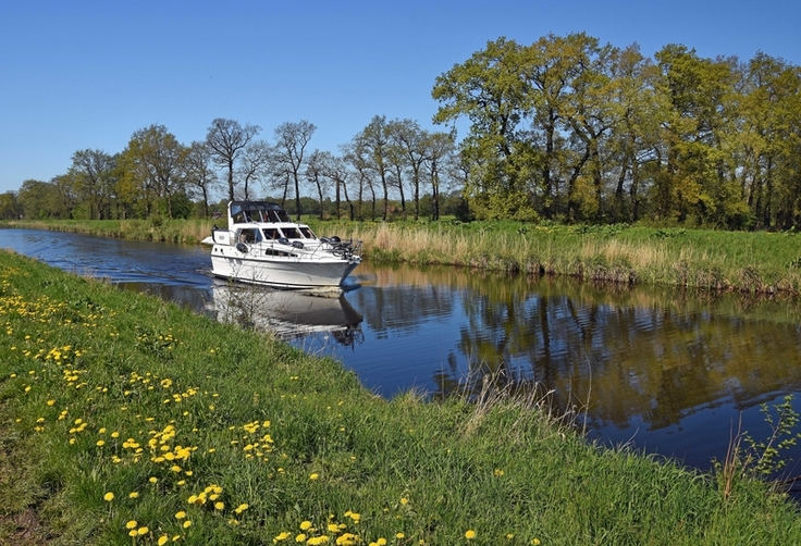 Gerade im Sommer ein vertrauter Anblick zwischen Emden und Wilhelmshaven: Sportboote auf dem Ems-Jade-Kanal (Bild: Zietz/NLWKN).