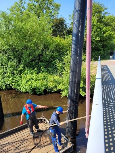 Mitarbeiter des NLWKN-Betriebshof Aurich haben die Stahlrohe vor und hinter der Brücke positioniert. (Foto: Fabian Buß)