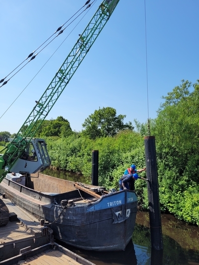 Im Bereich der Klappbrücke am Auricher Hafen wurden insgesamt zehn lange Stahlrohre aufgestellt, an jeder Seite der Einfahrten jeweils fünf. (Bild: Fabian Buß).