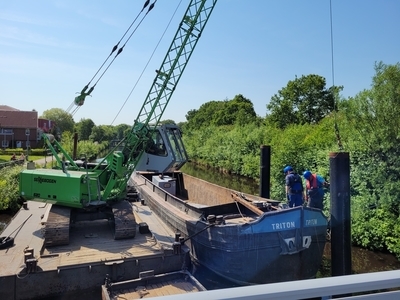 Der NLWKN ist zurzeit im Bereich der Klappbrücke am Auricher Hafen im Einsatz. Während der Arbeiten bleibt die Brücke für die Schifffahrt eingeschränkt passierbar. (Foto: Fabian Buß)
