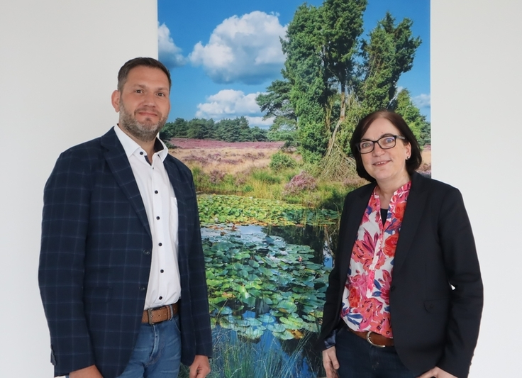 Anne Rickmeyer begrüßt Martin Gottwald als neuen Leiter des Geschäftsbereichs Wasserwirtschaft und Strahlenschutz. (Foto: Malena Hussy/NLWKN)