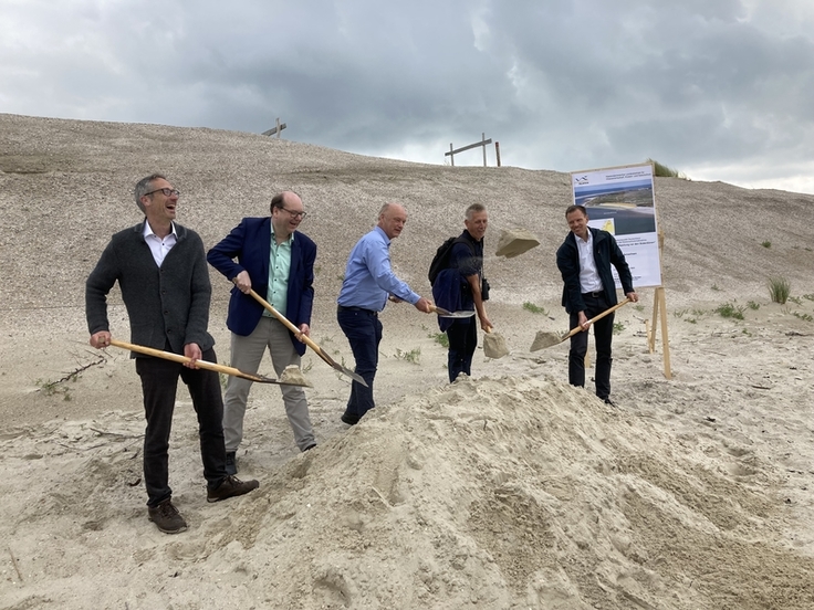 Griffen für den symbolischen ersten Spatenstich beherzt zu (v.l.): Spiekeroogs Bürgermeister Patrick Kösters, Umweltminister Christian Meyer, Frank Thorenz, Nationalparkleiter Peter Südbeck und Tourismus-Chef Ansgar Ohmes (Bild: Hussy/NLWKN).