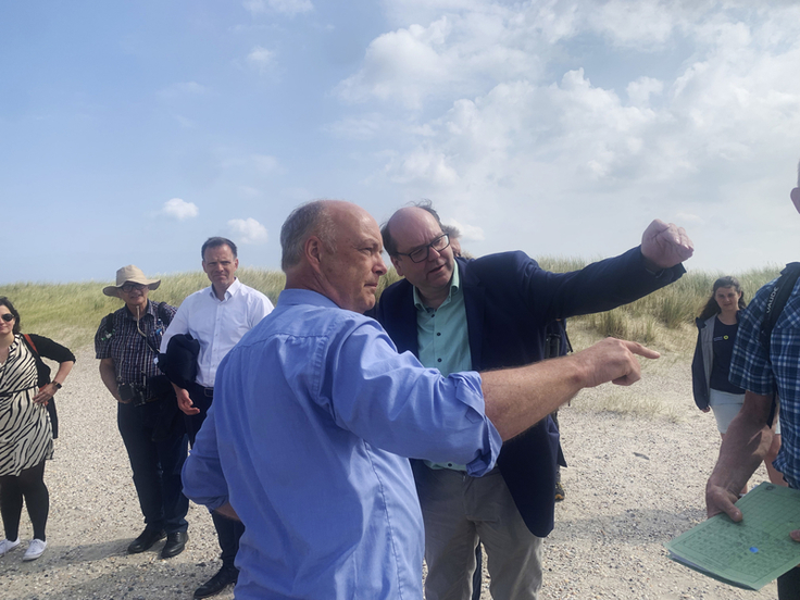 Umweltminister Christian Meyer informierte sich am Freitag (14.07.) vor Ort gemeinsam mit Vertretern der Inselgemeinde, des Nationalparks und des NLWKN über das geplante Küstenschutzvorhaben (Bild: Hussy/NLWKN).