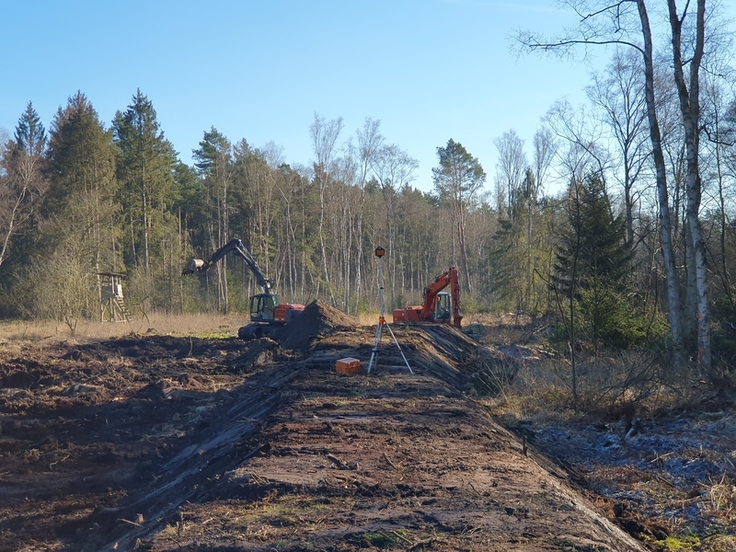Baggerarbeiten im Otternhagener Moor - Mit örtlichem Boden wird ein Damm aufgesetzt (Foto: Susanne Brosch, NLWKN)