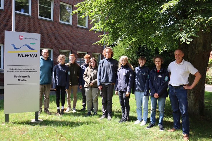 V.l.: Johanna Wenzel, Erik Marks, Marius Engels, Marie Sirch, Matthes Jacobs, Antonia Berghoff sowie Luise Loh und Tobias Buchstäber. Begrüßt wurden die Freiwilligen von Rewen Tölge (li.) und Martin Schulze Dieckhoff (Bild: Lippe/NLWKN).