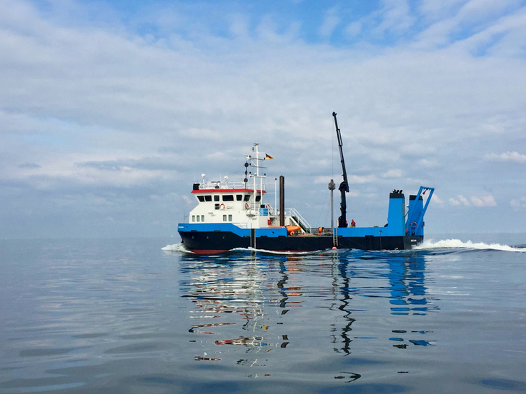 Mit Hilfe eines Vibrationsbohrers wurden die Bohrkerne im Juni im Wangerooger und Norderneyer Watt gezogen. Passend: Das NLWKN-Forschungsschiff Burchana trägt selbst den Namen einer historischen Großinsel (Bild: Peter Becker).