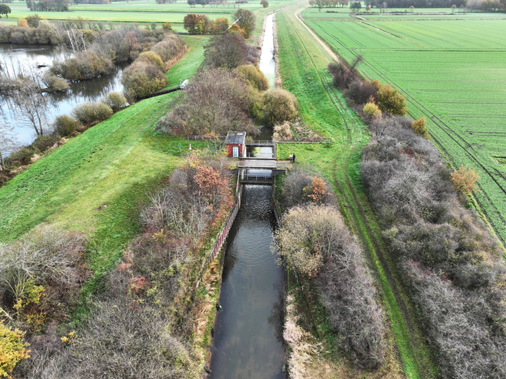Das Steuerungsbauwerk des Polders aus der Luft. Ab Ende August wird die fast 50 Jahre alte Anlage teilweise zurückgebaut (Bild: Lamping/NLWKN).