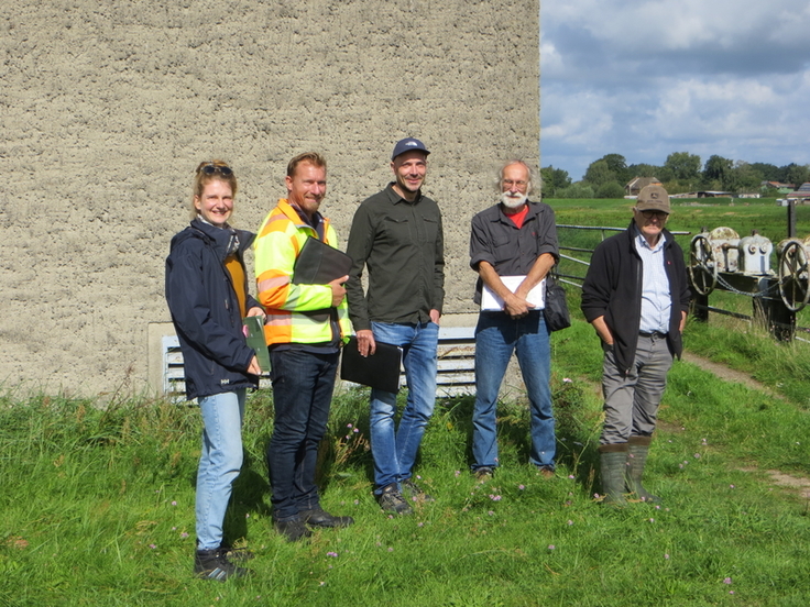 Zum Projektstart trafen sich am Schöpfwerk (von links): Merle Sandkühler (NLWKN), Oliver Brühling (Bauunternehmen SBI), Frederik Buhr (Planungsbüro H+P), Olaf Borkowsky (ökologische Baubegleitung ökotop) und Hans- Jürgen Niederhoff (Landwirt).