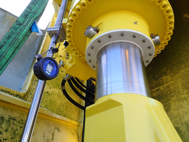 Millimeterarbeit in der Mitte des Flusses: Die per Schwertransport angelieferten Hydraulikzylinder mussten per Schwimmkran an den Nebenöffnungen des Sperrwerks eingebaut werden (Bilder: NLWKN).