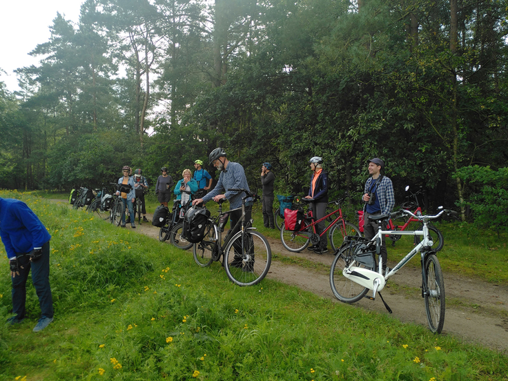 Robin Maares von der Stiftung NordWest Natur (rechts) konnte während der Tour immer wieder auf ornithologische Besonderheiten hinweisen (Foto B. Wittig).