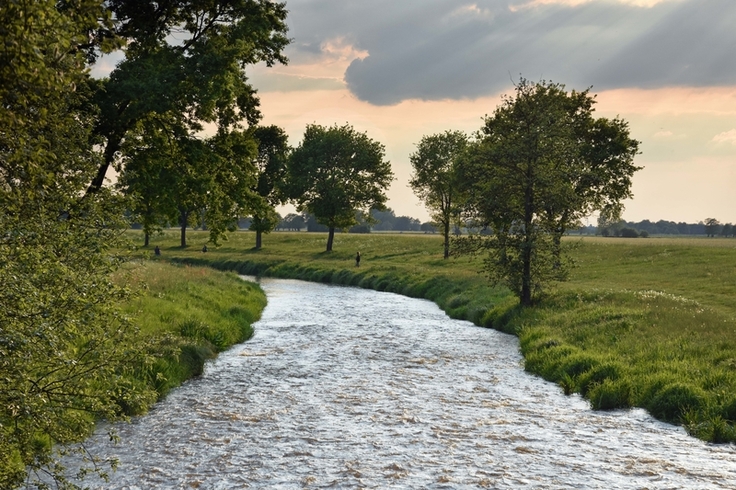 Von Lauenbrück bis Bremen führte die diesjährige Tour de Wümme. Immer im Blick: der 121 Kilometer lange Fluss, hier bei Fischerhude (Foto Zietz/NLWKN).