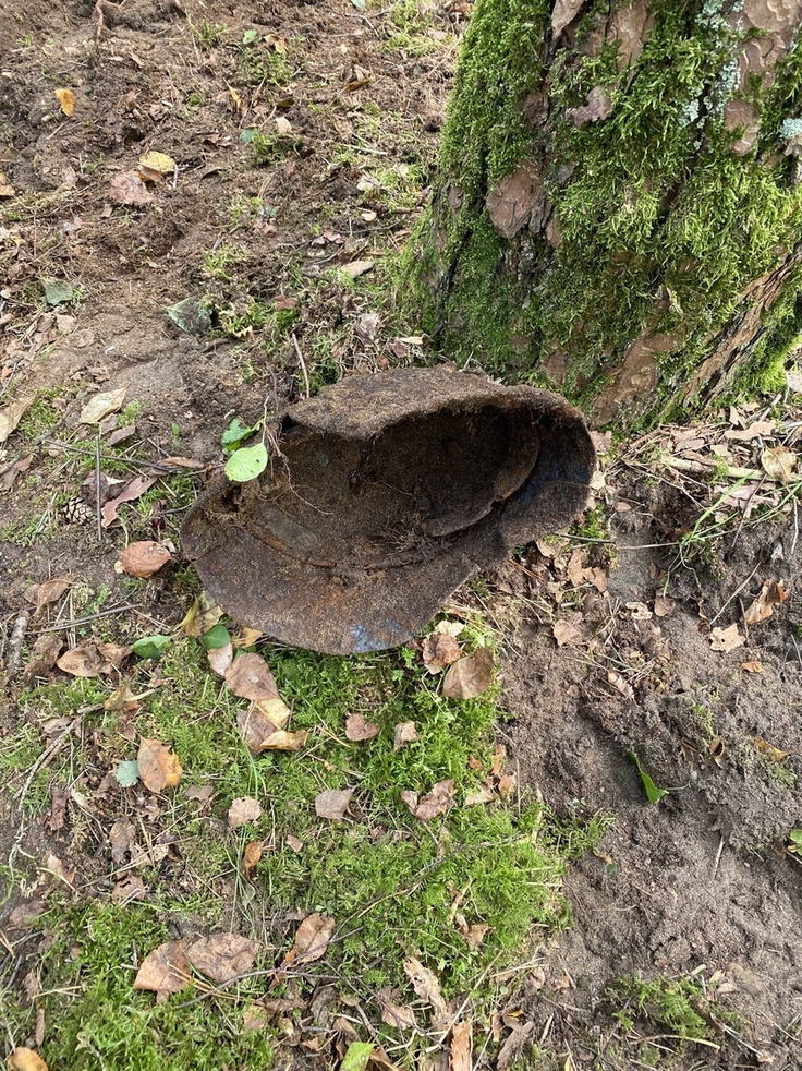 Bei ihrer Arbeit stößt die Gruppe immer wieder auf Fundstücke wie diesen Stahlhelm (Bild: Till Amelung/SNG).