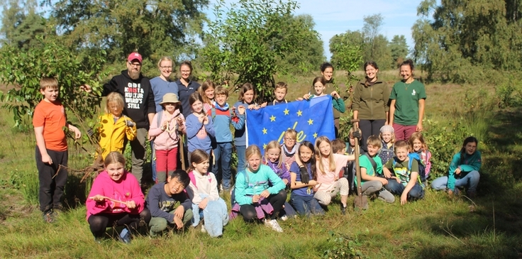 Die 4a und die 4b der Grundschule Sprötze-Trelde aus Buchholz (Nordheide) hatten zusammen mit NLWKN und VNP viel Spaß beim Pflegeeinsatz (Foto: Kristina Stein-Matties).