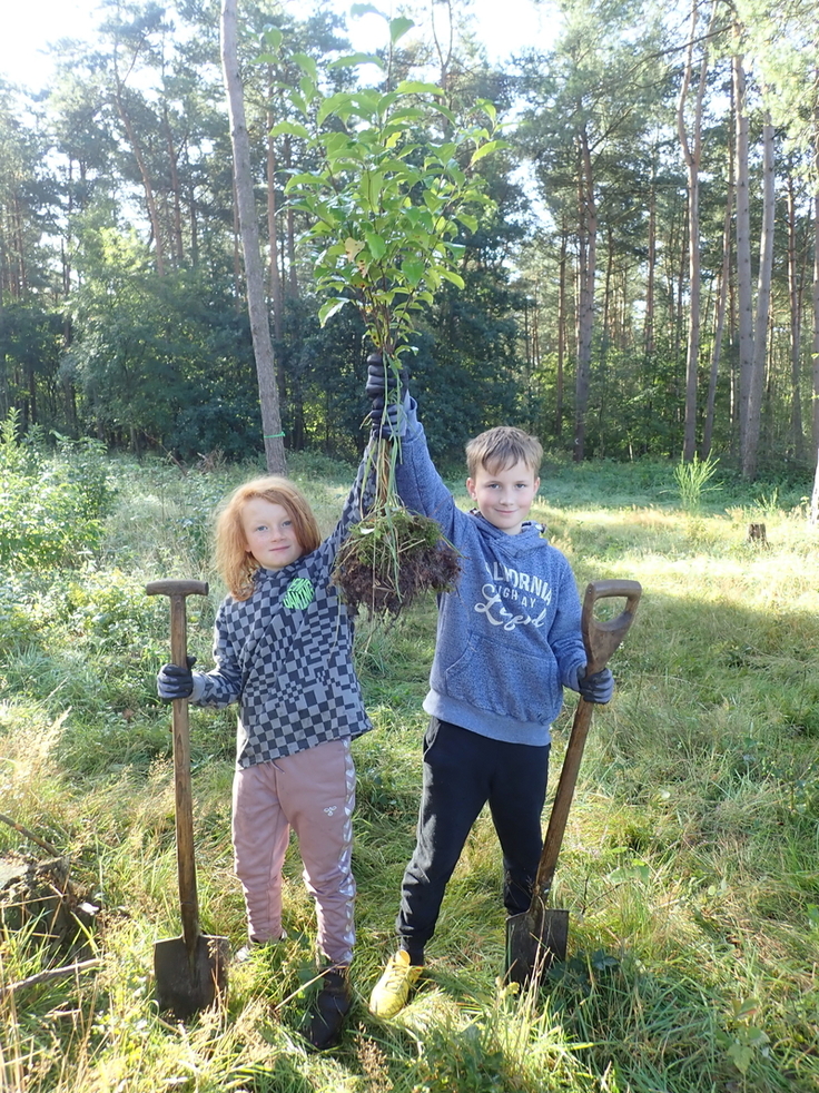 Geschafft! Mit Tatendrang und Teamarbeit ließen die Kinder den Traubenkirschen keine Chance (Foto: Leonie Braasch).