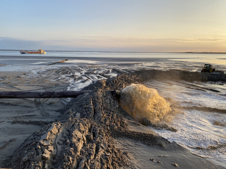 Per Rohrleitung wurde der zwischen Langeoog und Spiekeroog durch ein Spezialschiff gewonnene Sand in ein Spülfeld am Strand befördert (Bild Münk/NLWKN).