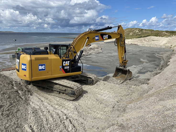 Um den schützenden Sandkörper aufzubauen, kamen vor der Spiekerooger Süderdüne Bagger und Raupen zum Einsatz (Bild: Münk/NLWKN).